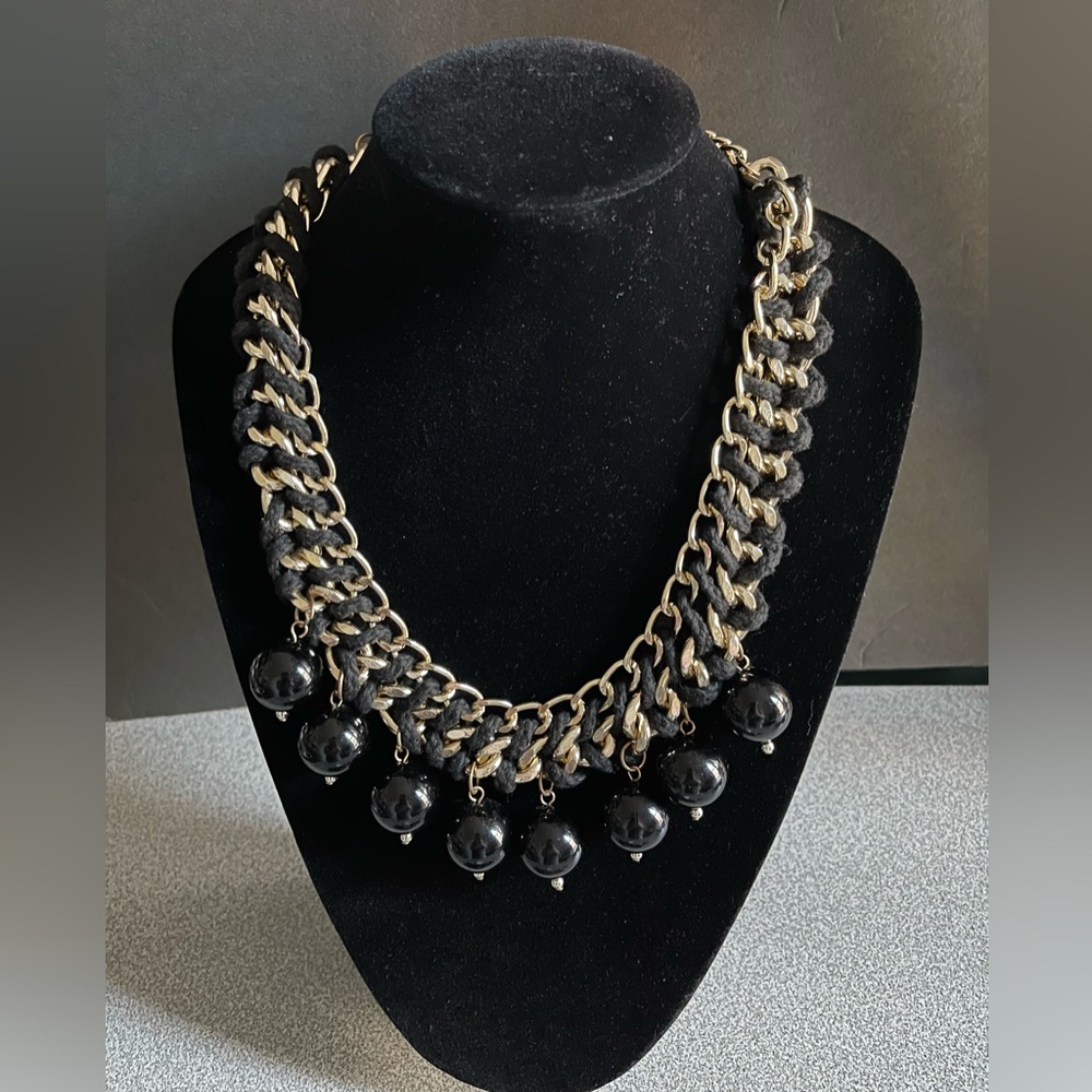 Elegant Black and Chunky Gold Chain Necklace